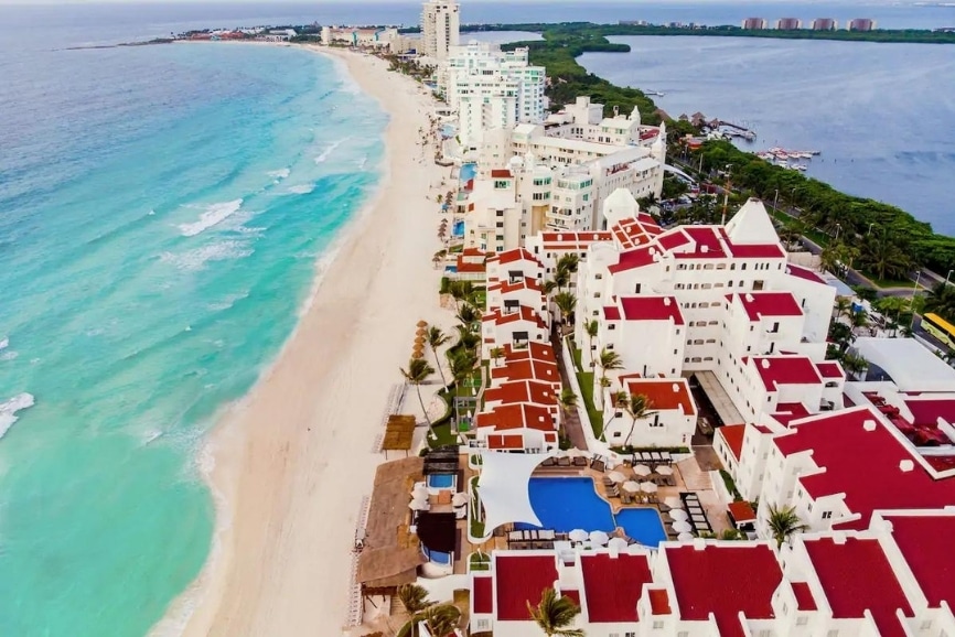Beach front at the GR Caribe by Solaris in Cancun