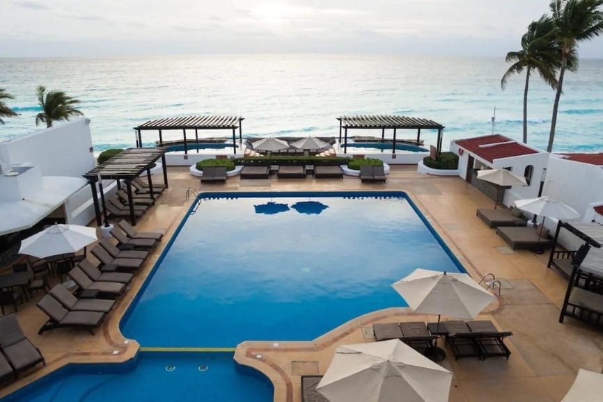 Lounges by the pool at GR Caribe by Solaris in Cancun