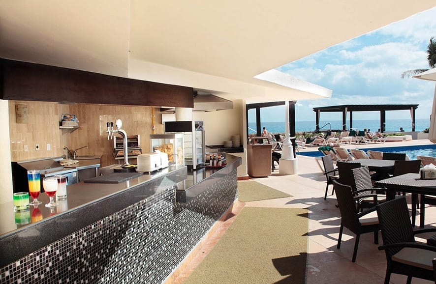 Swimming pool snack bar at the GR Caribe by Solaris in Cancun
