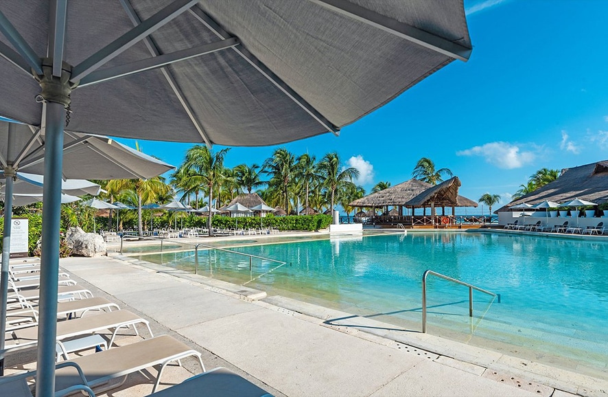Swimming pool at the Intercontinental Presidente Cancun
