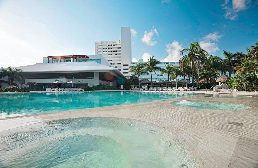 Swimming pool at the Intercontinental Presidente Cancun