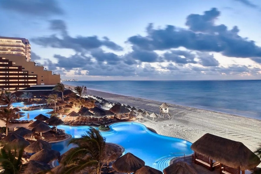 Swimming pool and beach views at JW Marriott Cancun Resort and Spa
