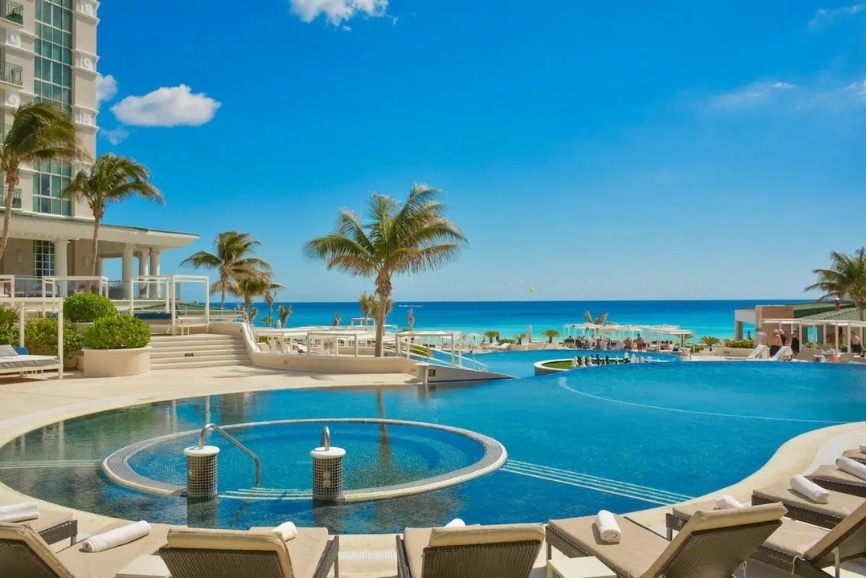 Swimming pool at the Sandos Cancun