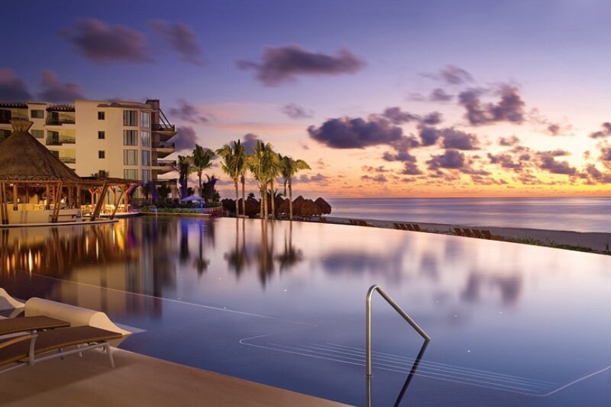 Infinity pool at Dreams Riviera Cancun in Puerto Morelos