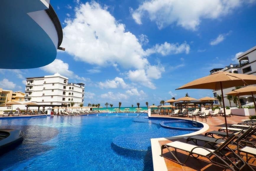 Swimming pool at Grand Residences Riviera Cancun