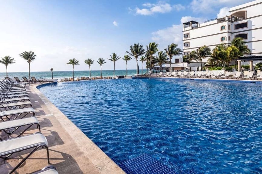 Swimming pool at Grand Residences Riviera Cancun