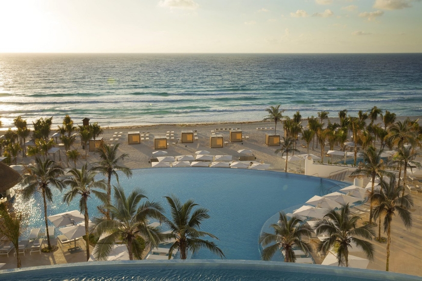 Swimming pool at Le Blanc Resort & Spa Cancun