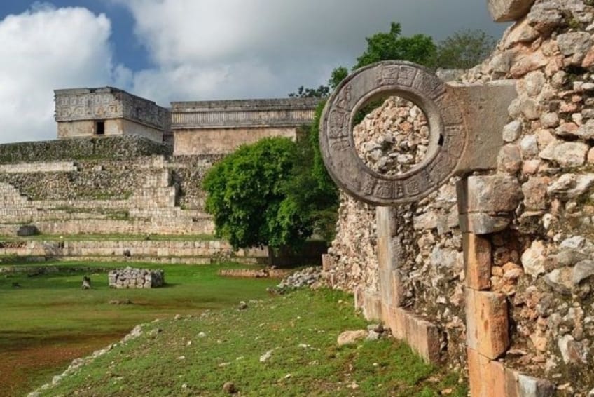 Things To Do At Chichen Itza - The Great Wall Ballcourt